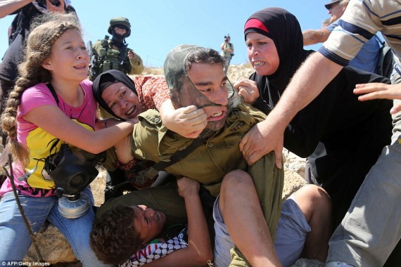 مادر فلسطینی با کتک زدن سرباز اسرائیلی بچه اش را گرفت (+عکس)