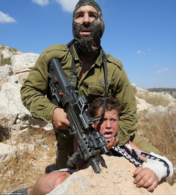 مادر فلسطینی با کتک زدن سرباز اسرائیلی بچه اش را گرفت (+عکس)