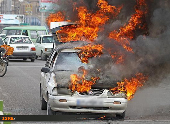 پرایدی که وسط بزرگراه باکری تهران آتش گرفت(+عکس)