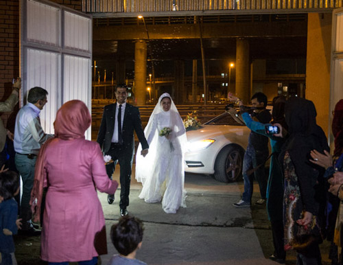 ازدواج زوج کارتن‌ خواب در مرکز مهر (+عکس)