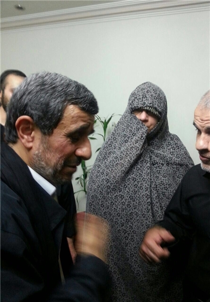 حضور احمدی نژاد در منزل محافظ سابق خود (+ عکس)
