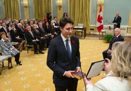 کابینه جدید کانادا: نصف وزیران زن هستند/ زن 30 ساله افغان تبار، اولین زن مسلمان در دولت کانادا (+عکس)