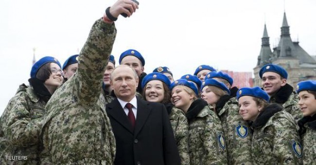 سلفی پوتین و نظامیان زن (عکس)