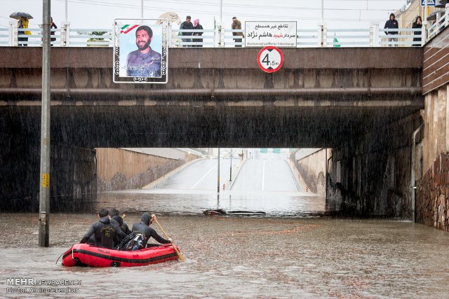 بارندگی شدید در شیراز پای غواص ها را به خیابان ها کشاند (عکس)