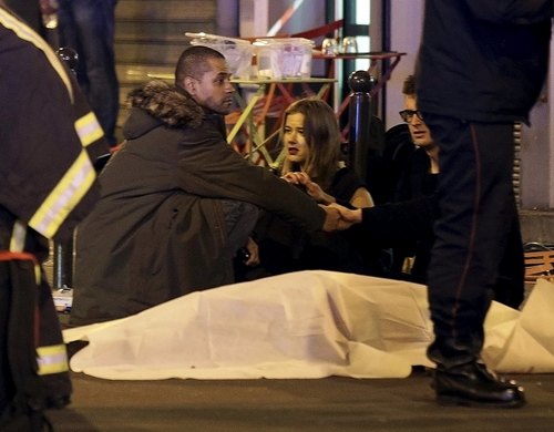 اولاند: اعلام حالت فوق العاده در سراسر فرانسه/ همه مرزهای فرانسه بسته می شود / 60 کشته در تیراندازی و انفجارهای پاریس / 2 انفجار در نزدیکی استادیوم پاریس/ ادامه گروگانگیری 100 نفر / تیراندازی جدید در یک مرکز خرید پاریس