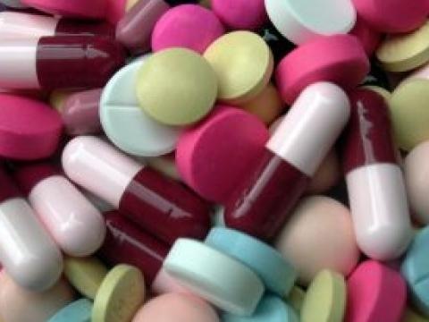 وزارت بهداشت: تجویز آنتی بیوتیک در نیمی از نسخه های پزشکان/ نظام پزشکی: درمان های کور و اصرار بیمار از دلایل مصرف بالای آنتی بیوتیک