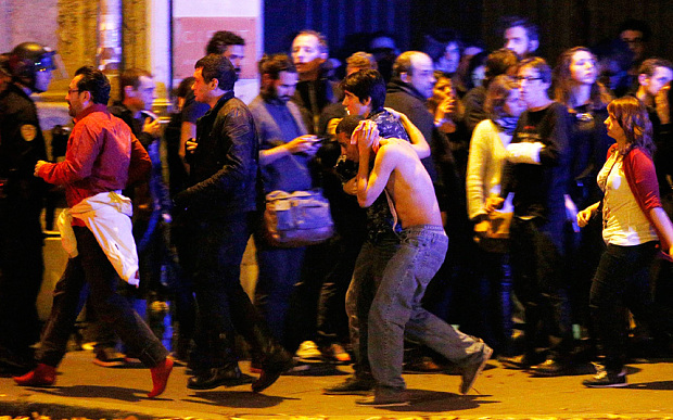 بازمانده حملات 11 سپتامبر از تیراندازی‌ خونین پاریس هم جان سالم به در بُرد! (+ عکس)