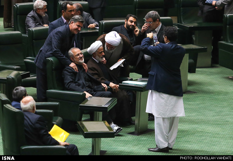 ظریف ورسایی / عکس یادگاری با ظریف در مجلس