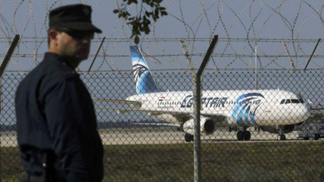 ربوده شدن یک هواپیمای مصر / هواپیما در قبرس فرود آمد / همه مسافران مصری پیاده شدند / 5 مسافر غیرمصری در هواپیما باقی ماندند / هواپیماربا درخواست پناهندگی کرد