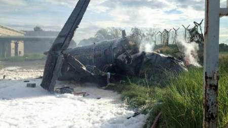 یک فروند هواپیمای نظامی مالزی سقوط کرد/ یک کشته، 3 مجروح (+عکس)