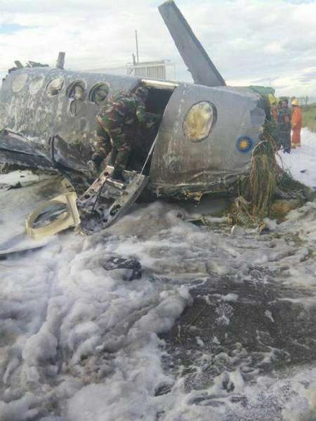 یک فروند هواپیمای نظامی مالزی سقوط کرد/ یک کشته، 3 مجروح (+عکس)