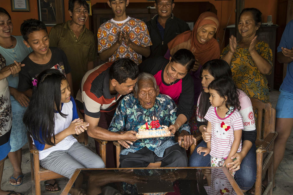 جشن تولد پیرترین انسان جهان (+عکس)