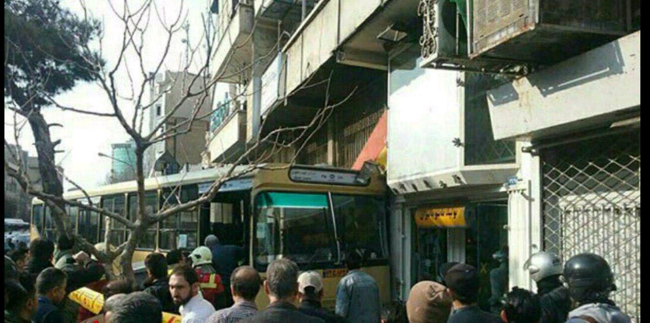 منحرف شدن اتوبوس در خیابان مطهری (+عکس)