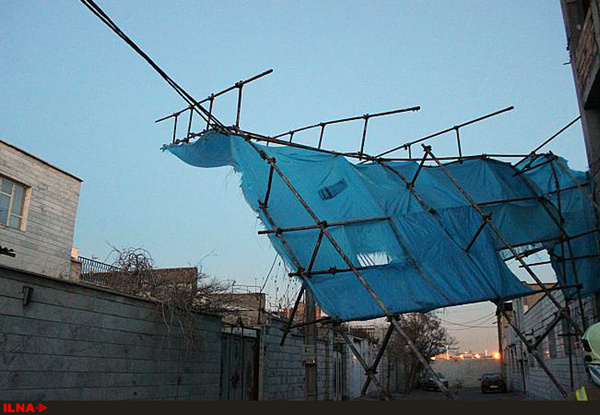 سقوط داربست ساختمان بر روی کابل برق (+عکس)