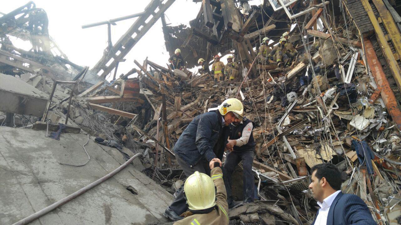 ساختمان پلاسکو فروریخت (+عکس و فیلم ) / 50 آتش نشان کشته شدند / 50 تا 100 نفر زیر آوار ماندند/  اعزام نیروی زمینی به محل حادثه / پیامک محبوس شدگان از زیر آوار