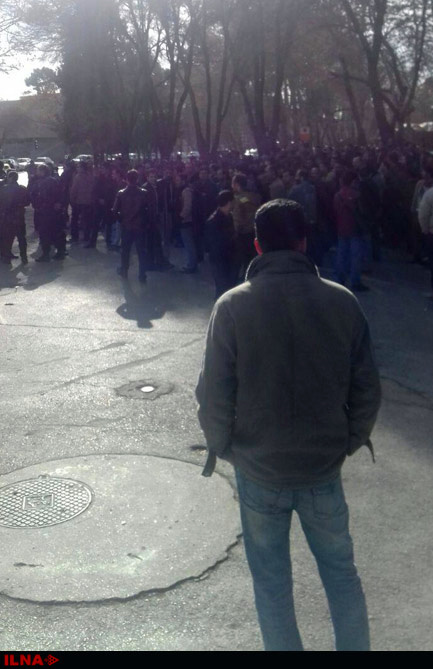کارگران پلی اکریل باز هم تجمع کردند (+عکس)