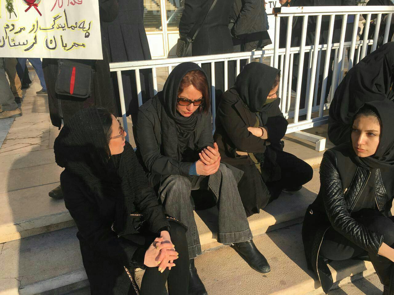 مهناز افشار در مراسم تشییع آتش‌نشانان شهید پلاسکو (عکس)