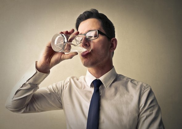 چرا نوشیدن آب به کاهش استرس کمک می‌کند؟