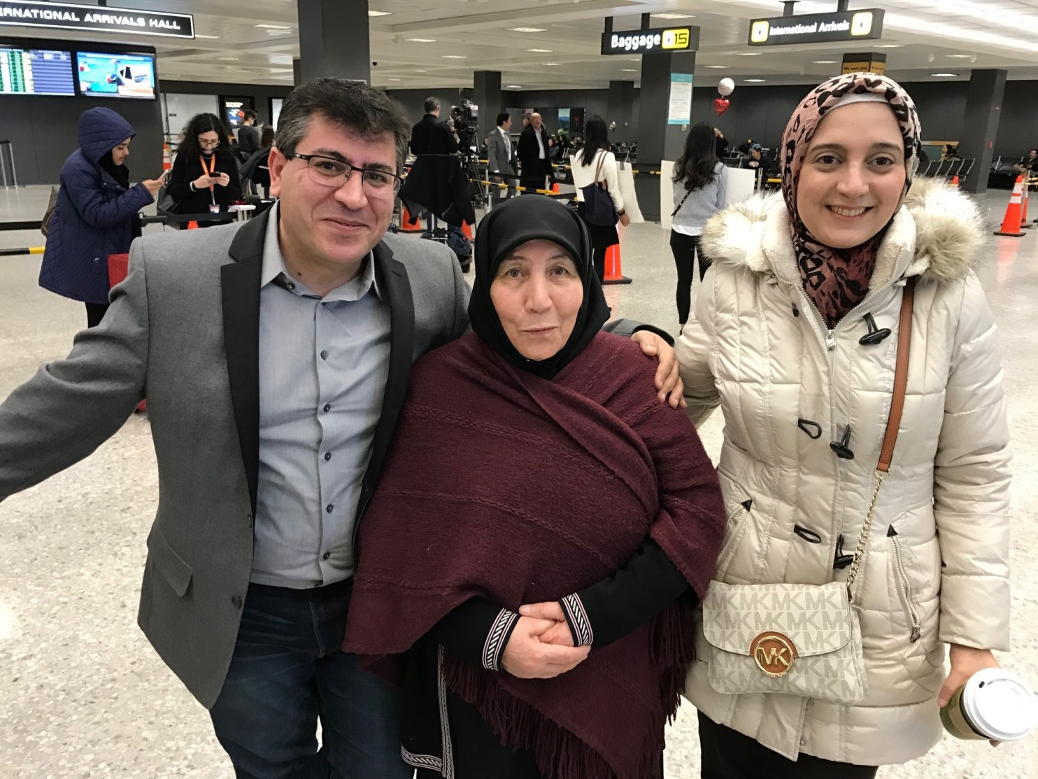 تعلیق فرمان ترامپ؛ موج ورود مسافران ایرانی به فرودگاه های آمریکا (+عکس)