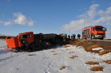 16 زخمی و یک کشته حاصل برخورد اتوبوس با کامیون