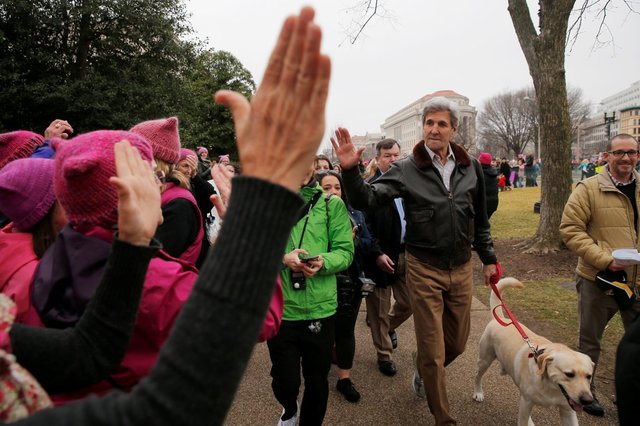 حضور کری و سگش در اعتراضات ضد ترامپ (+عکس)