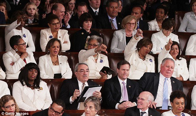 در اعتراض به ترامپ، زنان کنگره آمریکا سفیدپوش شدند (+عکس)