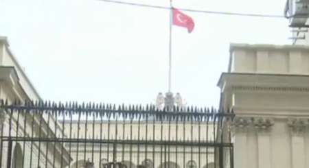 نصب پرچم ترکیه در کنسولگری هلند در استانبول