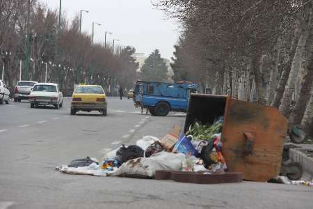 کارگران معترض شهرداری بروجرد زباله ها را جمع آوری نکردند (+عکس)