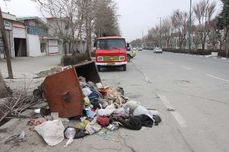 کارگران معترض شهرداری بروجرد زباله ها را جمع آوری نکردند (+عکس)