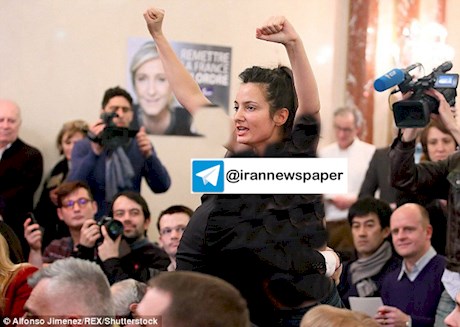 یک زن معترض با کندن لباس خود کنفرانس ماری لوپن را به تشنج کشید