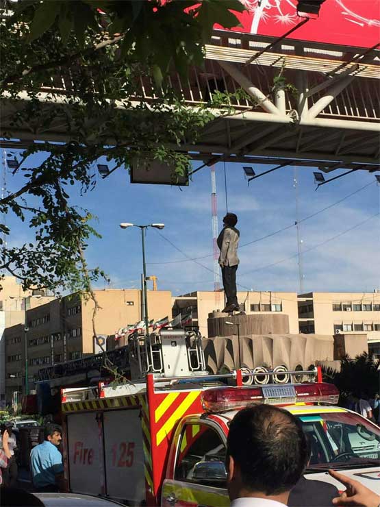 مردی در خیابان میرداماد تهران، خود را از پل عابر حلق آویز کرد (+عکس)