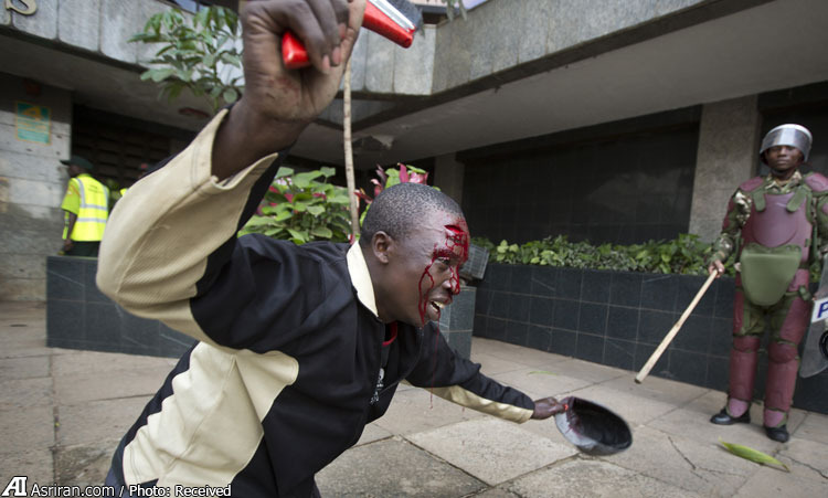 دو تصویر از میزان خشونت پلیس کنیا (+عکس)