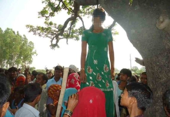 تجاوز گروهی به یک دختر هندی و آویزان کردن او از درخت! (+ عکس)