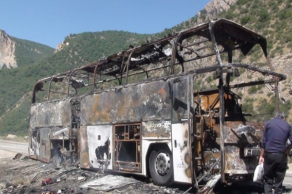آتش سوزی اتوبوس بنز با 26 مسافر در جنگل گلستان (+عکس)