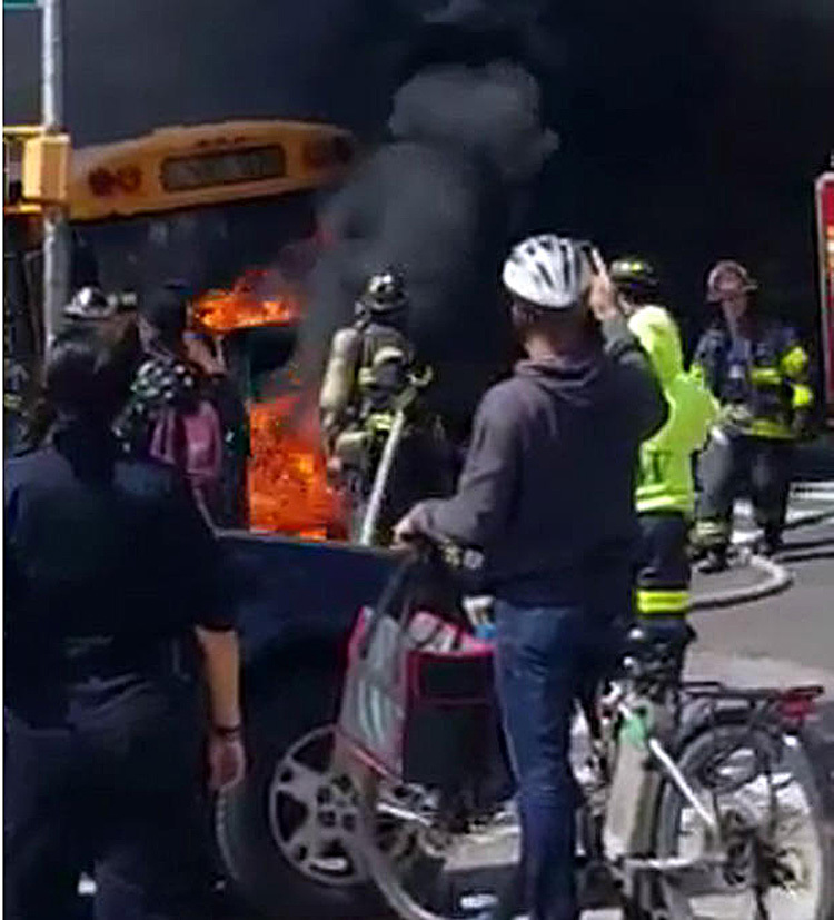 9 کشته در آتش سوزی اتوبوس در آمریکا (+عکس)