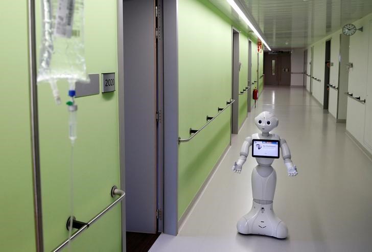 مسئول پذیرش این بیمارستان یک روبات است