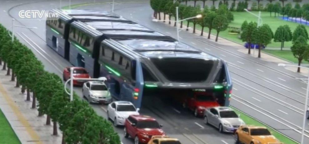 اتوبوسی که از روی خودروها عبور می‌کند (+عکس) 1