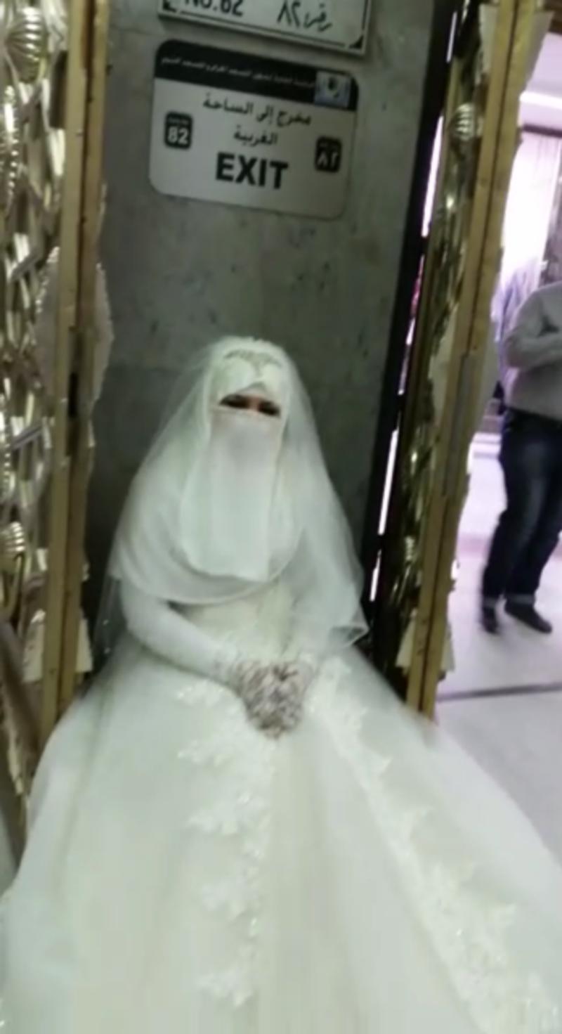 دختری که با لباس عروس پشت درهای مسجد الحرام ماند (+عکس)
