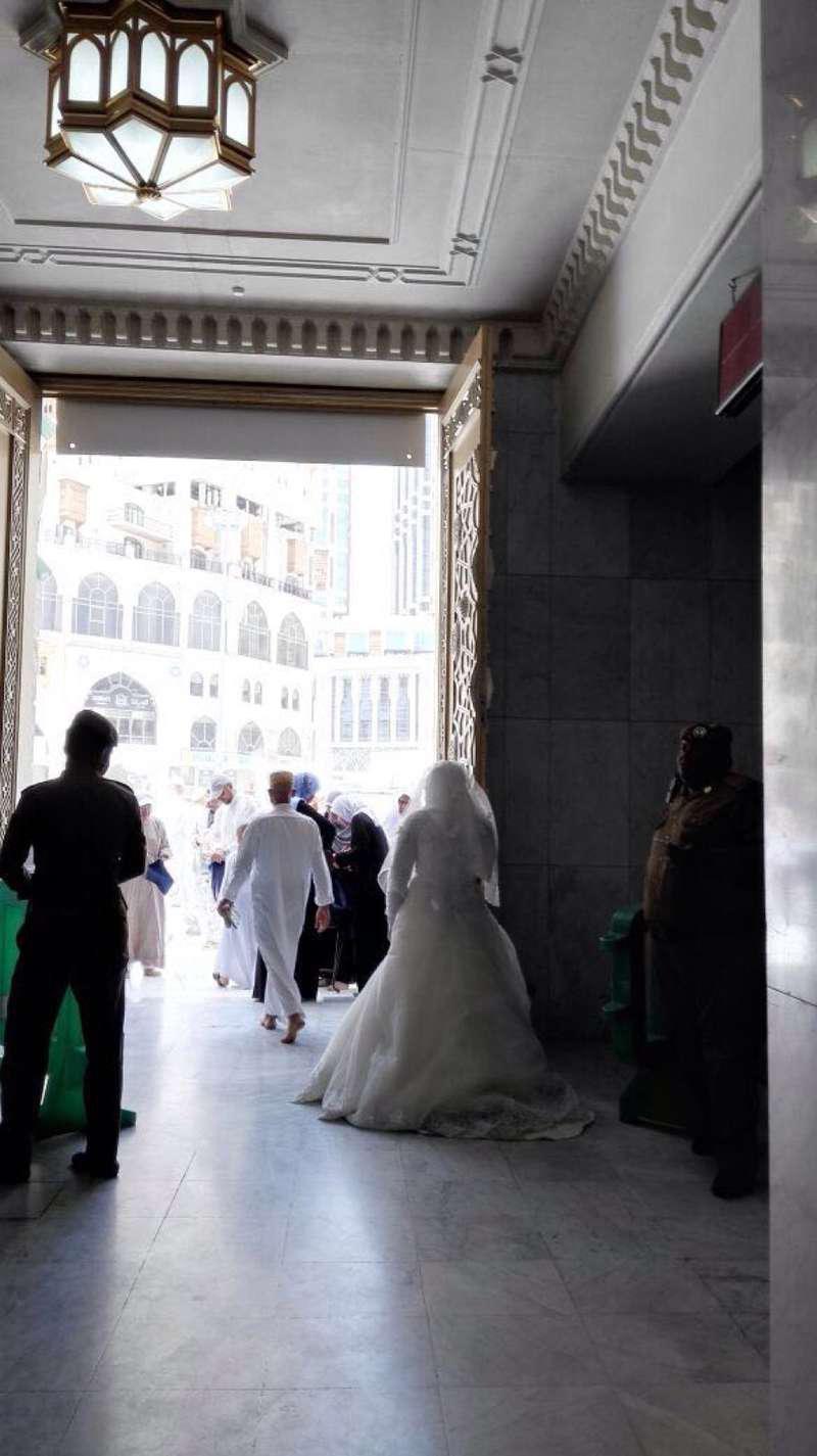 دختری که با لباس عروس پشت درهای مسجد الحرام ماند (+عکس)