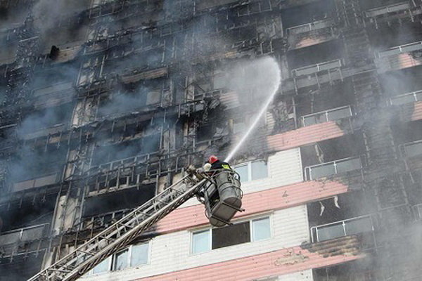 مهار آتش در برج طاووس منطقه آزاد انزلی(+عکس)