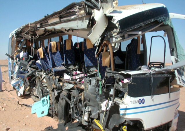 سقوط اتوبوس به دره در سیرجان؛ 19 کشته (+عکس)
