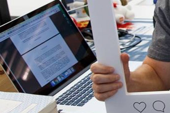 زاکربرگ هم وب کم لپ تاپ خود را با چسب می‌پوشاند (+عکس)