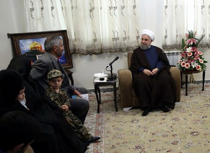 روحانی در دیدار با خانواده شهید مدافع حرم: دفاع از اسلام، مسلمانان و حرم اهل بیت(ع) هدف مدافعین حرم است