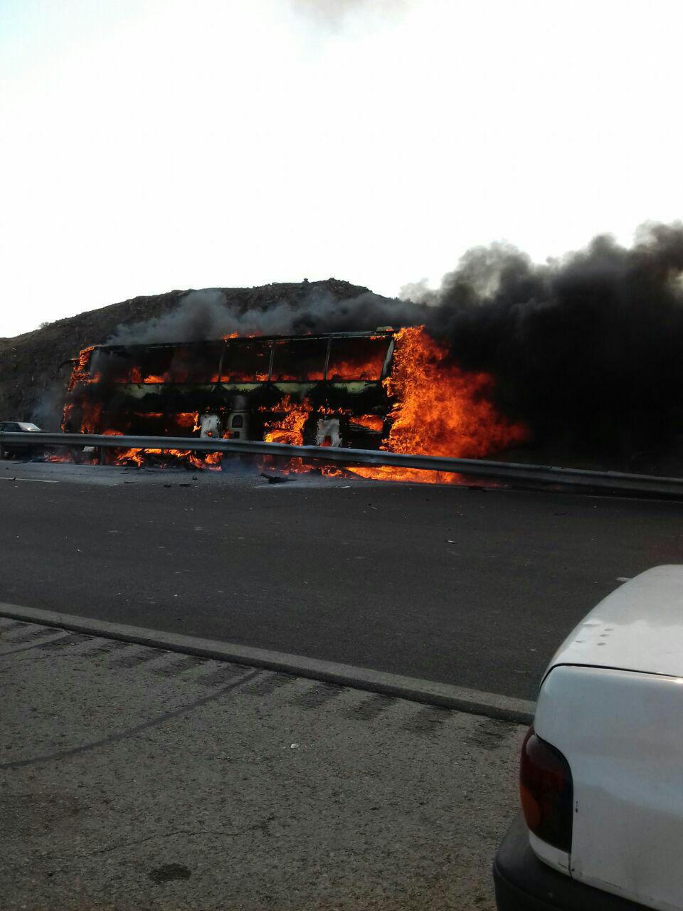 آتش گرفتن اتوبوس مسافربری در جاده تهران - قم (+عکس)