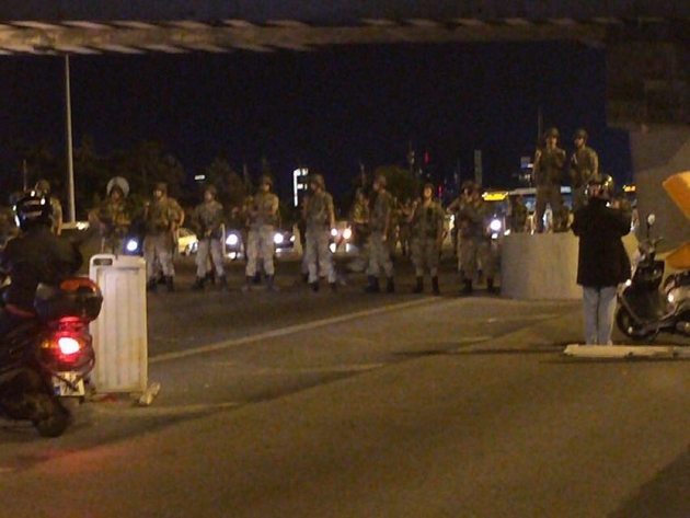 فوری / کودتا در ترکیه / ارتش ترکیه: فدرت در دست ماست؛ کشور در کنترل ماست / فرودگاه و پل بوسفر استانبول در اشغال ارتش