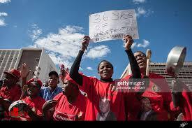 تظاهرات زنان خشمگین با ملاقه و قابلمه در زیمباوه (+عکس)