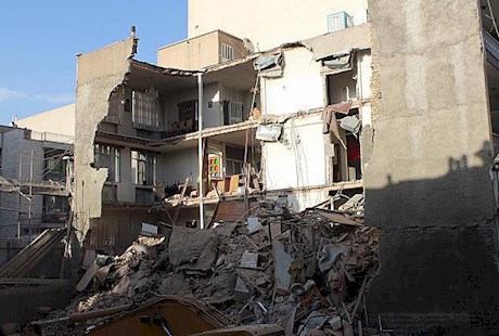 ریزش ساختمان مسکونی در خیابان آزادی تهران