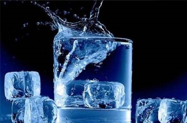 چگونه آب سرد تشنگی را سریع مهار می‌کند؟
