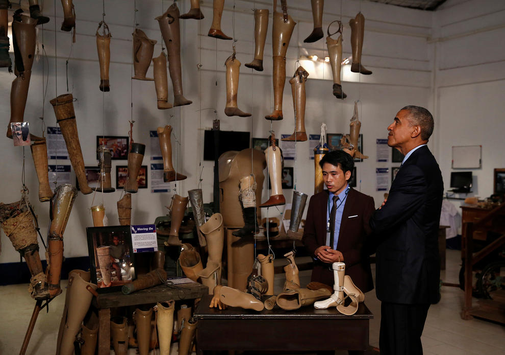 نارگیل خوری اوباما در لائوس (+عکس)