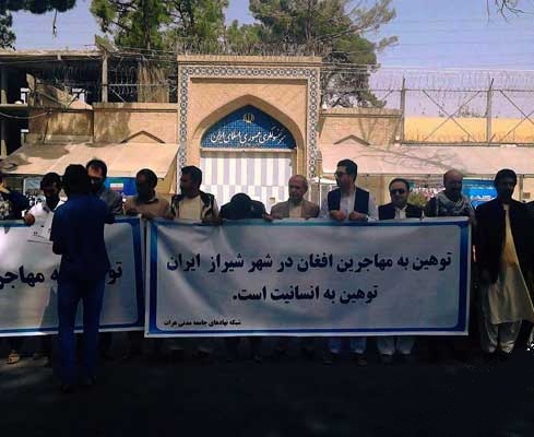 تجمع مقابل کنسولگری ایران علیه پلیس شیراز (عکس)